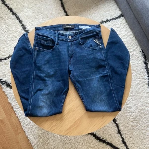 Mörkblå Replay jeans - Tjabba!👋 Säljer ett par mörkblå jeans från Replay med klassisk femficksdesign och snygga slitningar. Byxorna har normal passform och raka ben👖 Märkespatch i läder baktill i midjan och dragkedja i gylfen. Perfekta för dig som gillar stilrena jeans!🤩Jeansen är i Anbass modell!🙌  Storleken på byxorna är W29 L32📐 Kom privat för mått!📏  Priset är INTE ristat i sten så kom gärna med prisförslag!💵  Vid frågor: Meddela oss!📩