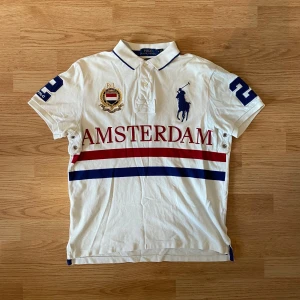 Ralph Lauren Amsterdam Polo / Pike - !skicka bud för snabb affär! Asfet Ralph lauren Amsterdam pike, storlek M i bra skick men ett litet märke vid sidan av ponyn. Extremt sällsynt. Skriv om ni undrar någonting 📲💯