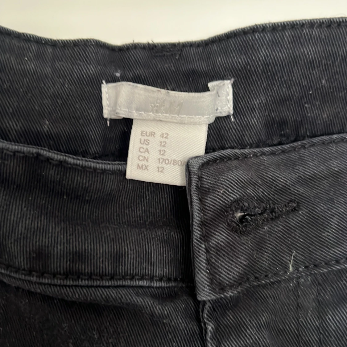 Svarta jeansshorts med upprullad kant - 1