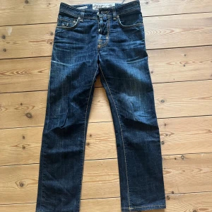 Jacob Cohen 688 - Perfekta jeansen inför sommarkvällarna som kommer. Avgör skicket själv på bilder men skulle själv säga 8-9/10 skick. Size 28 som man kan se på bilden. Vid funderingar tveka inte att skicka en fråga.