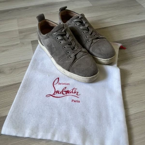 Christian Loubotins - Hej, säljer nu mina gråa loubs som jag har använt en del. De skulle behöva en tvätt så ser de nog inte så illa ut. Det är absolut använda men funkar jättebra och har mycket liv kvar i sig. Storlek 43 men passar 42 med skulle jag säga. Dustbag fås med. Hör av er vid frågor eller ifall det behövs mer bilder👍