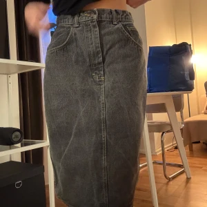 Grå svart jeans kjol  - Svart/grå jeans kjol köpt secondhand, säljs pga platsbrist annars älskar!  Okänt märke.  Strl 38 men jag är en 34/36 och sitter som en smäck på mig.