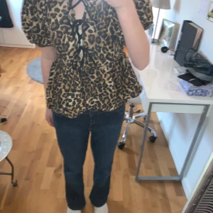 Leopardmönstrad blus  från Nelly - Säljer en leopardmönstrad blus från Nelly i storlek 34. Den har puffärmar och knytning på framsidan.  Jättesnygg till jeans.🎀