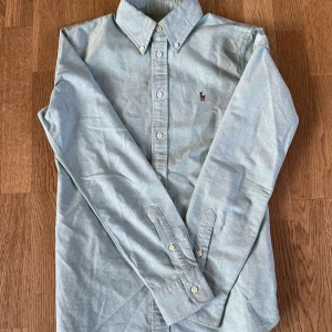 Polo Ralph Lauren skjorta  - Hej säljer nu denna väldigt snygga Ralph Lauren skjortan som är i storlek small men passar mer som xs. Skick 8/10 inga hål eller fläckar. Kom dm för mer frågor och bilder 😊🙌