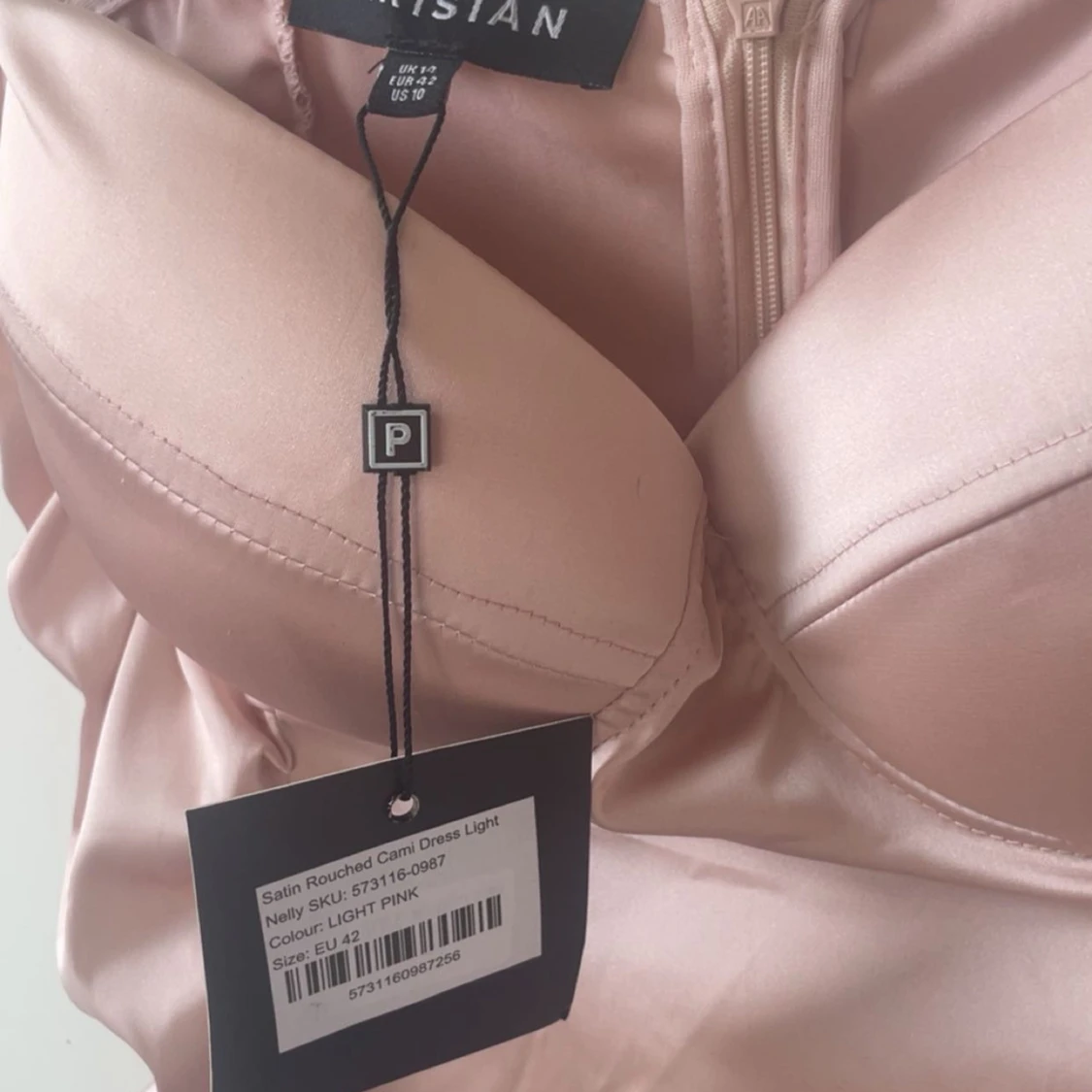 Ljusrosa satin klänning från NAKD x Kristin - 2