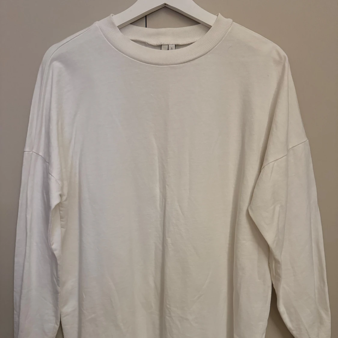 Vit långärmad sweatshirt