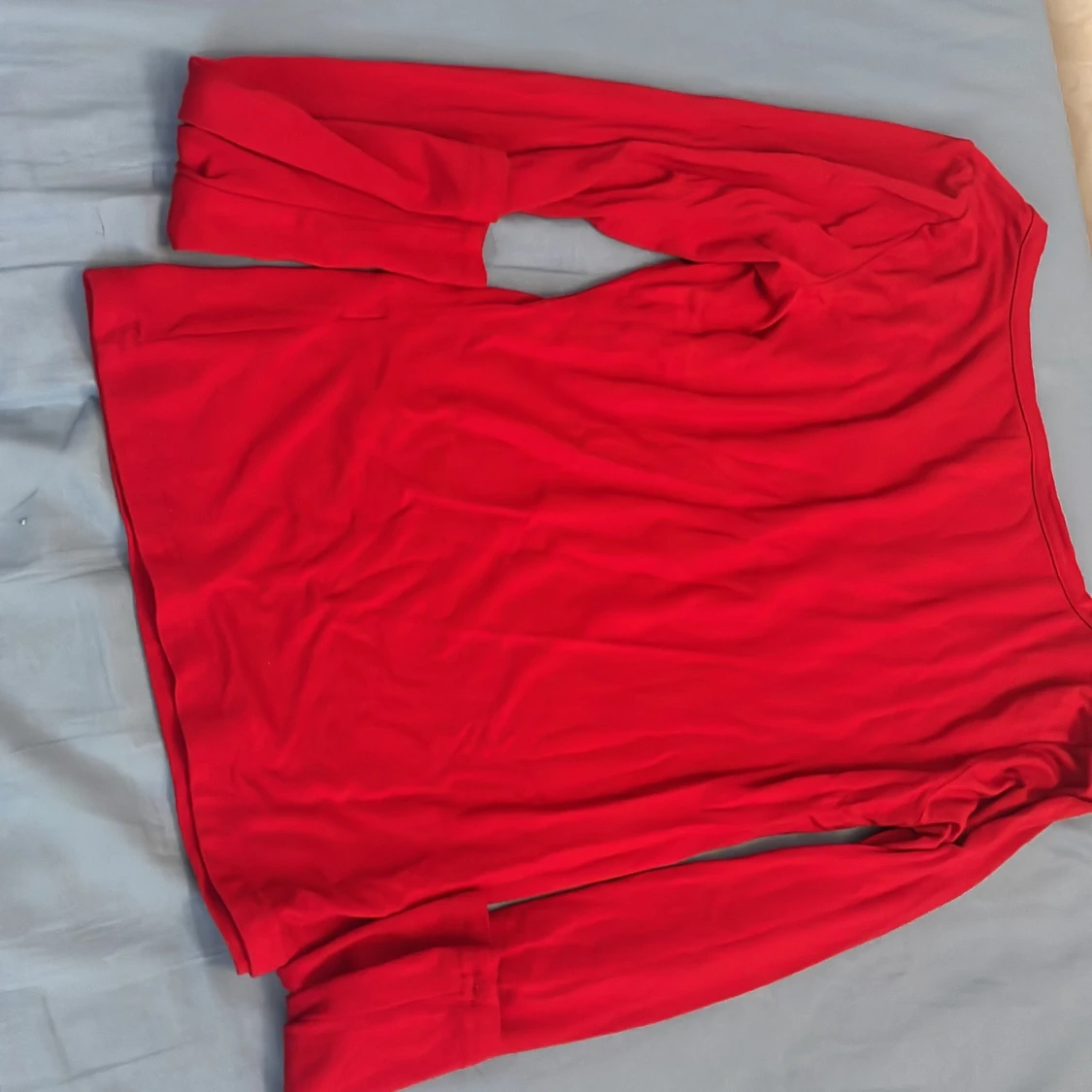 Röd långärmad topp med spetsdetalj - 1