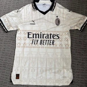 AC Milan fotbollströja beige - Fick den som present men va tyvärr för liten. 