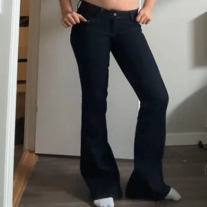 Mörkblåa bootcut jeans - Snygga mörk blåa jeans med bootcut passform som är lowwaisr🥰