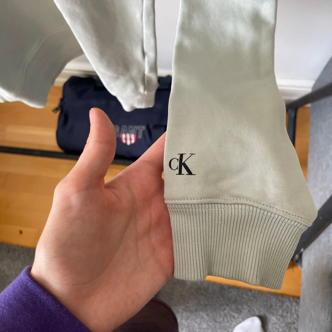 Ljusgrå sweatshirt från Calvin Klein Jeans - 2