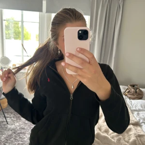 Svart hoodie från Polo Ralph Lauren - Säljer min jättefina hoodie från Polo💗 Det är storlek L men är från barnavdelningen så typ XS-S💗💗  skriv ifall ni har några frågor💗