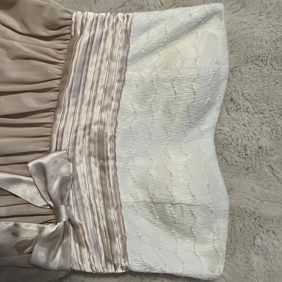 Axelbandslös kortklänning med rosett - 2