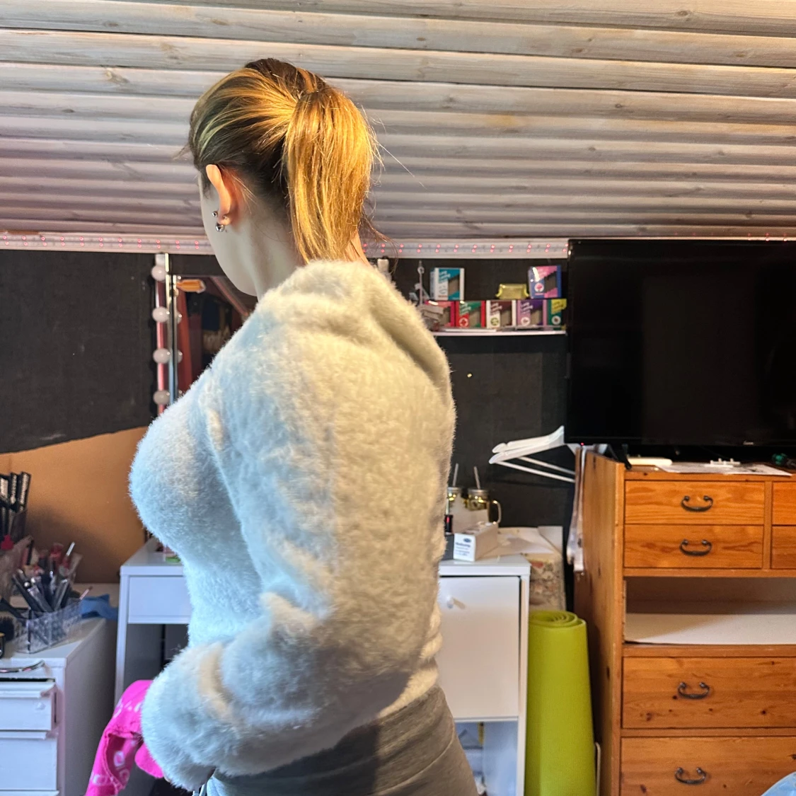 Vit fluffig croppad tröja med puffärmar - 3