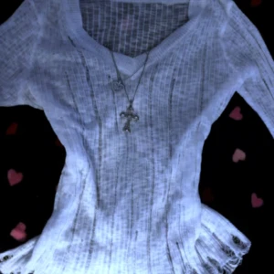 Vit ribbad tröja - Säljer en vit ribbad tröja med v-ringning. Den är långärmad och har en unik, lite trasig look vid ärmslut och nederkant som ger den en cool stil. Säljer för att den inte är min stil längre!❣️ Använt en gång❣️ Storlek S men fungerar som  M☺️Den är väldigt tunn så den är inte en tröja som värmer! Rekommenderar ett linne under! Tröjan är från Shein så är villig att sälja för ganska lite!