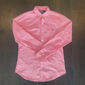 Polo Ralph Lauren skjorta  - Hej säljer nu denna väldigt snygga polo Ralph Lauren skjortan som är i storlek small och har ett lagat hål vid höger armhåla (se bild 4). Skick 7/10 inga hål eller fläckar bara ett lagat hål. Kom dm för mer frågor och bilder 😇🙌
