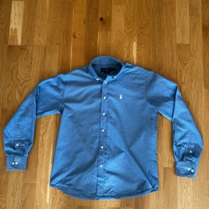 Ralph lauren skjorta - Riktigt snygg blå Ralph lauren skjorta som passar perfekt för sommaren! | den är i jättebra skick utan defekter | storlek S | skickar inom 24h 📦