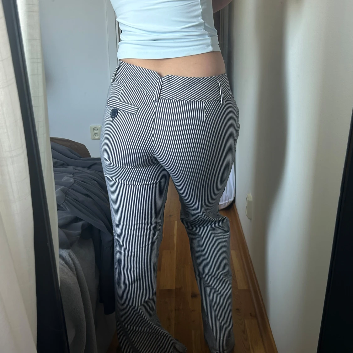 Randiga kostymbyxor med bootcut - 1