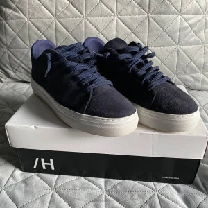Mörkblå sneakers från Selected Homme - Snygga dojor som matchar till allt!🙌 | Storlek 42 men sitter lite mindre | Nypris runt 999kr säljer dessa för 399kr (med tanke på skick) | Bara att skriva vid frågor!😊