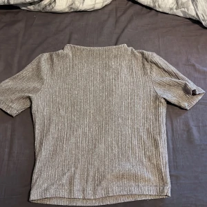 T-shirt zara - Jätte fin T-shirt ifrån Zara. Svårt att fånga upp helheten på bild. Men sitter väldigt fint på och fint mönster. 🫶🏻😘