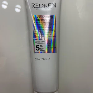 Redken Acidic Bonding Concentrate Leave-In Treatment - Redken Acidic Bonding Concentrate leave-in treatment med 5% bonding complex och citronsyra. Ger intensiv vård, värmeskydd och återfuktning till håret. Kommer i en vit tub på 150 ml med holografisk etikett.  Helt ny från kicks