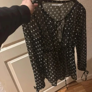prickig blus - Genomskinlig prickig blus inga defekter. Superfin till vår och sommaren❤️ Inga bilder med den på