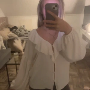 Söt blus - Superfin blus perfekt till sommaren! Finns inget slitage! Fråga för fler bilder. Testa att pruta❤️