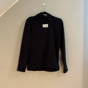 Jack & Jones hoodie - Säljer en svart hoodie från Jack & Jones i bra skick