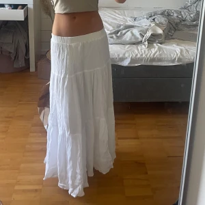 Vit långkjol  - Säljer en super fin vit långkjol i storlek Xs från Stradivarius som passar perfekt till sommarn. Säljer då den inte kommer till användning, som ny!