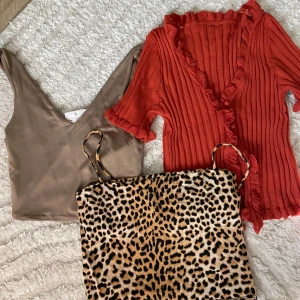 Beige croppad linnetopp - 3 toppar, alla i bra skick utan skavanker. Leopard toppen är från Gina Tricot i storlek S. Toppen i beige/brun är från New Yorker i storlek XS, aldrig använd med prislapp kvar. Den har även tjockare material och sitter väldigt fint på kroppen. Toppen i orange har ingen lapp, men jag antar att den är i storlek S.