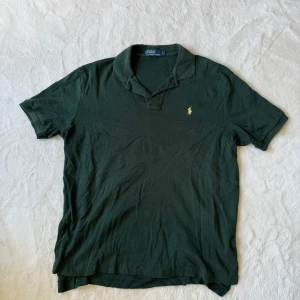 Mörkgrön pikétröja från Polo Ralph Lauren L  - Säljer en mörkgrön piké från Ralph Lauren i storlek L.            Guldig logga. T-Shirt material. 😊