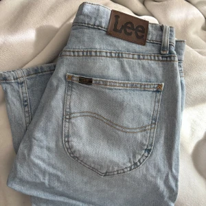 Ljusblå Lee Legendary Slim jeans - Säljer ett par ljusblå jeans från Lee i modellen Legendary Slim. Det är herrmodell men passar väldigt bra på kvinna också. Skriv för mer frågor! 