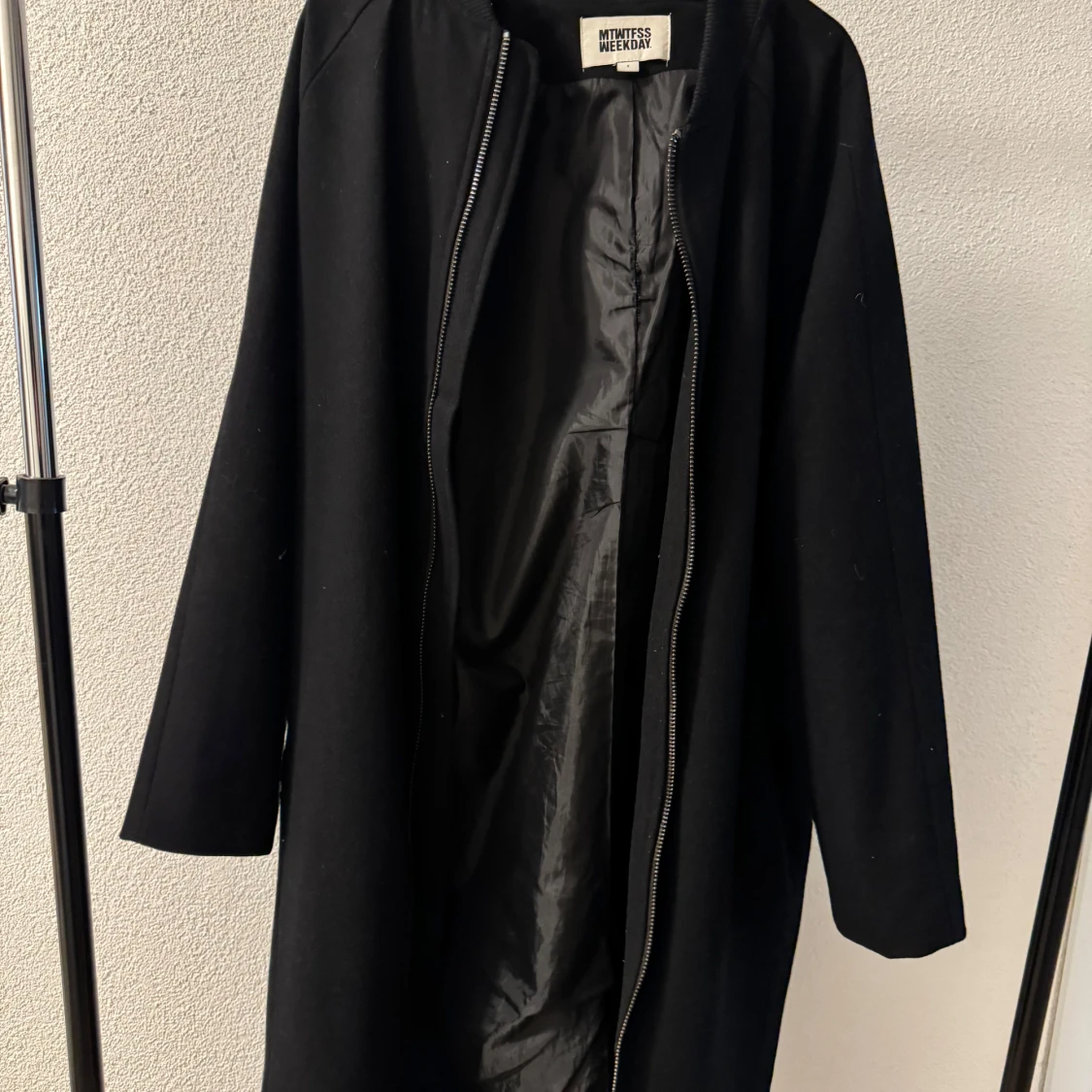 Svart lång jacka från Weekday