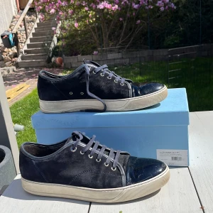 Navy sneakers från Lanvin - Säljer ett par navy Lanvins då jag inte finner bra användning för dem längre. Varsamt använda och otroligt bra skick! Box finns med. Priset är diskuterbart!
