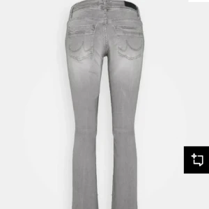 Grå bootcut jeans - Snygga LTB grå jeans med bootcut passform och klassiska fem fickor. Jeansen har normalhög midja och stängs med dragkedja och knapp. Perfekta för en stilren och avslappnad look. 