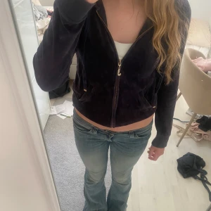 Mörkblå velour hoodie med dragkedja - Säljer en mörkblå hoodie i mjuk velour med dragkedja framtill och fickor på sidorna från juicy couture. Jackan har lång ärm och en klassisk huva. I barnstorlek men passar XS/S/M, pris går att diskuteras! 💕