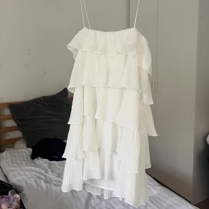 Vit volangklänning  - Söt klänning med fint volangmönster, använd några gånger förra sommaren men har inga defekter eller liknande 💕