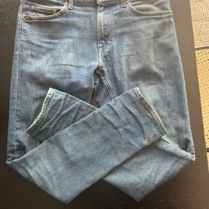 Tiger of Sweden jeans  Pistolero - Säljer ett par klassiska blå jeansbyxor från tiger of Sweden, Pistolero modellen, färg: Pumice Blue. Byxorna har 4 fickor, raka ben och normal / slimmad passform. Perfekta för dig som gillar en tidlös jeanslook.