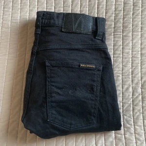 Svarta Nudie Jeans - Säljer nu ett par feta Svarta Nudie Jeans. Dessa är mycket bra skick och använts 1-2 gånger! Billigt pris, smidig handel. 