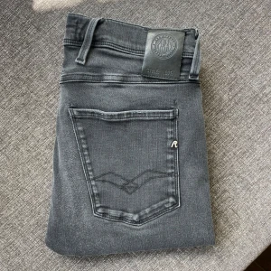 Replay anbass  - Hej säljer nu dessa tvär snygga replay jeansen i modellen anbass och som är i storlek 31/34. Skick 9/10 nästan helt nya och oanvända. Kom dm för mer frågor och bilder 😊