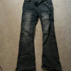 Grå bootcut jeans från Romwe - Säljer ett par blåa bootcut jeans från Romwe i storlek XS. Jeansen har klassisk femficksdesign, dragkedja och knapp framtill samt utsvängda ben. Perfekta för dig som gillar en retroinspirerad look.