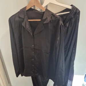 Pyjamas från lager 157  - Oanvänd endast testad pyjamas från lager 157 i storlek L. Skönt siden material💗