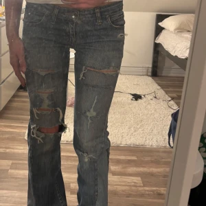Supersnygga ljusblå jeans!!  - Säljer ett par blåa jeans från Dr Denim Jeansmarkers med coola, slitna detaljer. Jeansen har normal passform, är lågmidjade och bootcut! Supersnygga och i bra skick! Säljer pga att de inte används 💕