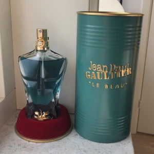 Jean Paul Gaultier Le Beau Eau de Toilette - En fin och härlig kokosnötparfym med härliga toner och en otrolig sommar banger! Helt ny köpt med en otrolig flaska, doft och komplimangmagnet!!