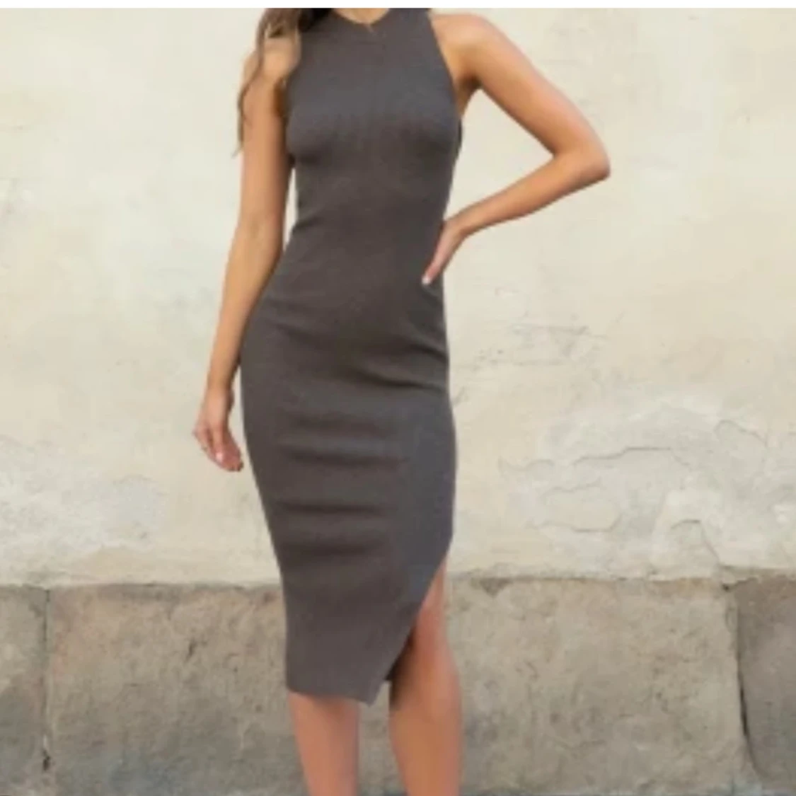 Brun ribbad långklänning med öppen rygg - 1