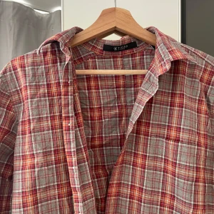 Tiger of sweden skjorta - Tiger of sweden skjorta i bra skick! Nästan oanvänd, jag köpte den och märkte att den var för liten! Storlek S! Finns liknande på min profil!