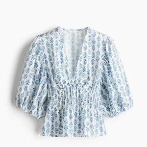 Vit och blå blus med puffärmar - Säljer nu en jättefin och trendig HM blus som är perfekt till sommaren! Den är i storlek S och är nästan helt slutsåld på hemsidan. Endast testad