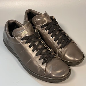 SL01 skor - Saint Laurent i strlk 44. Passar 44. Mörkgröna. Kom med frågor. De orginala Skosnörena är byta mot ett par svarta. Då dom orginala är lite missfärgade