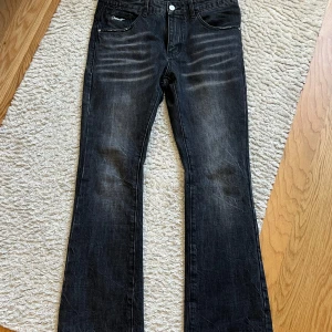 Demont Jeans - Jättefeta jeans från demont men tyvärr för små, pris kan diskuteras , tar även emot byten mot size 32, nypris 1300kr använd max 2 gånger