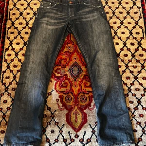 Flared Mustang Jeans - Jeansen är lite flared vilket är nice. Kondition 8/10. Passar mig som är ca 180