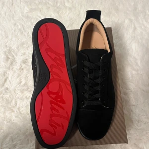 Svarta sneakers från Christian Louboutin - Säljer ett par svarta sneakers från Christian Louboutin. Kommer med original kartong och dustbag.